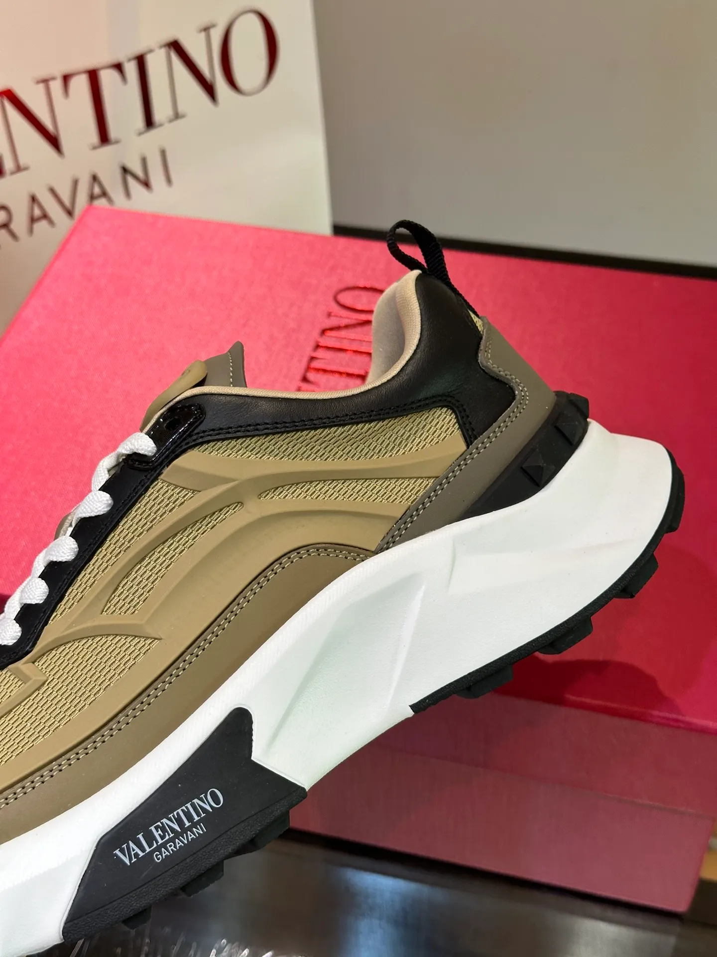 P500¥ Valentino/Valentino GaravaniTotaloopV logo new sports shoes, with leather details, silk screen printing on the tongue, combined with outsole, really easy to wear and very comfortable ~ Comes with 5 cm height increase✔️A must-have pair for fashionable men and beautiful women in summer! Size: 38-46
